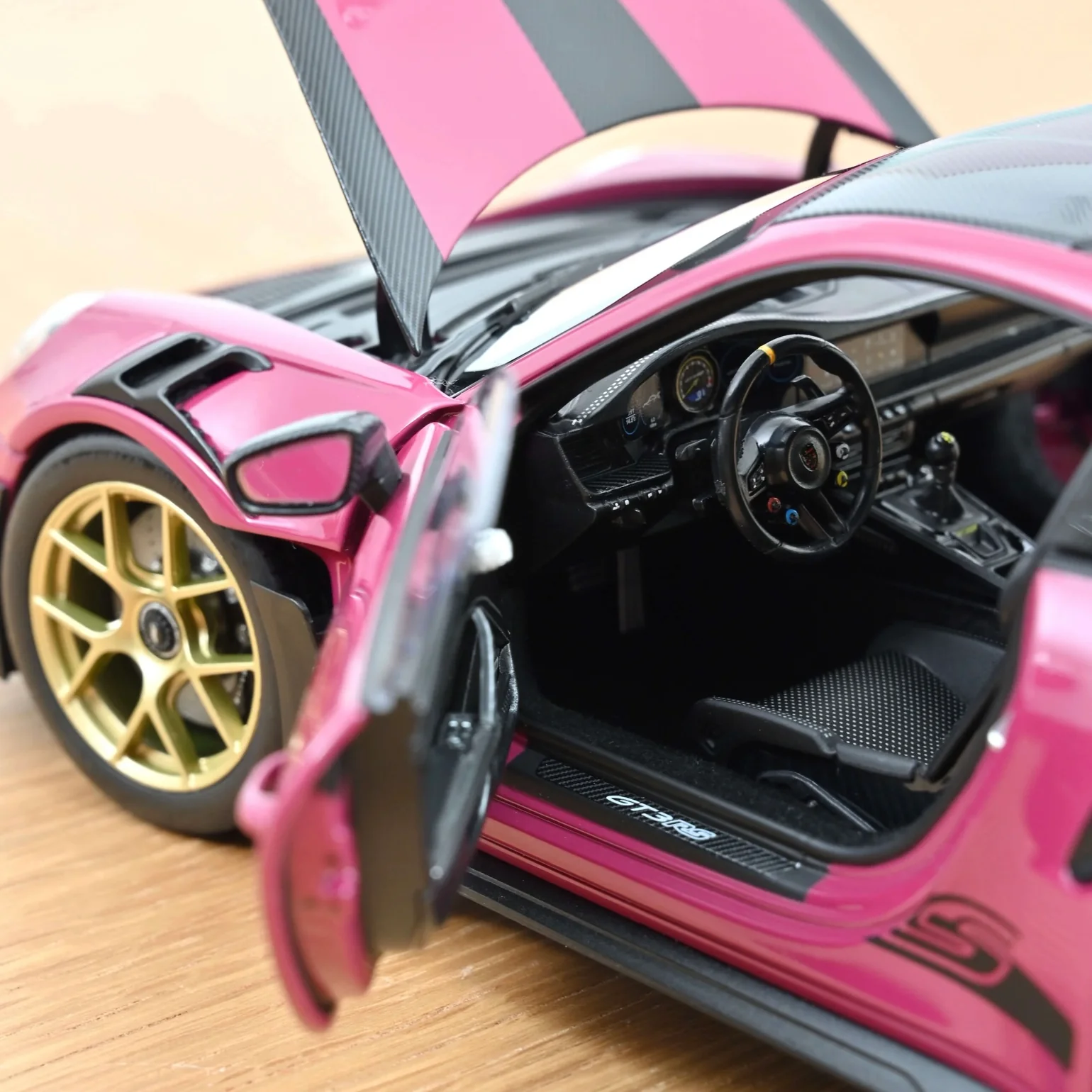 Porsche 911 GT3 RS avec Pack Weissach 2022 Ruby Star 1/18 – Image 4