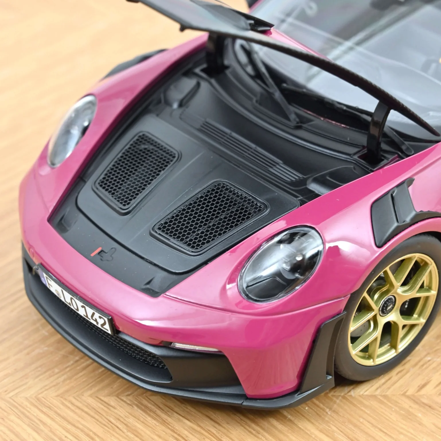 Porsche 911 GT3 RS avec Pack Weissach 2022 Ruby Star 1/18 – Image 5