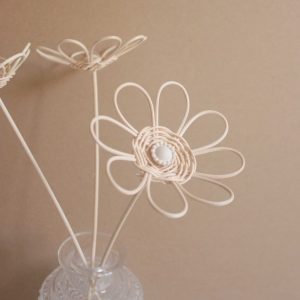 Fleur en rotin avec tige