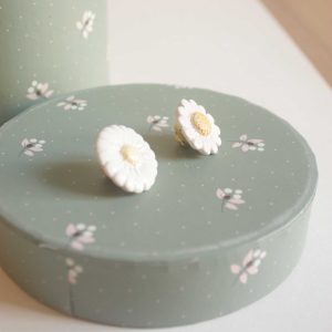 pin's céramique marguerite