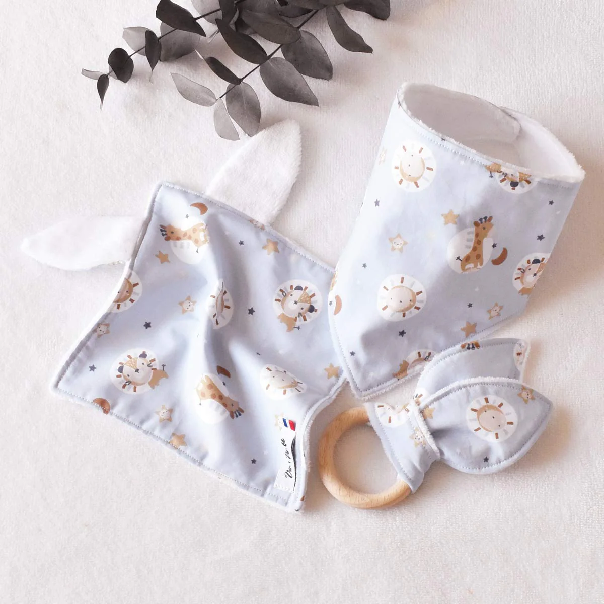 Coffret naissance - Bavoir, doudou et hochet lapin