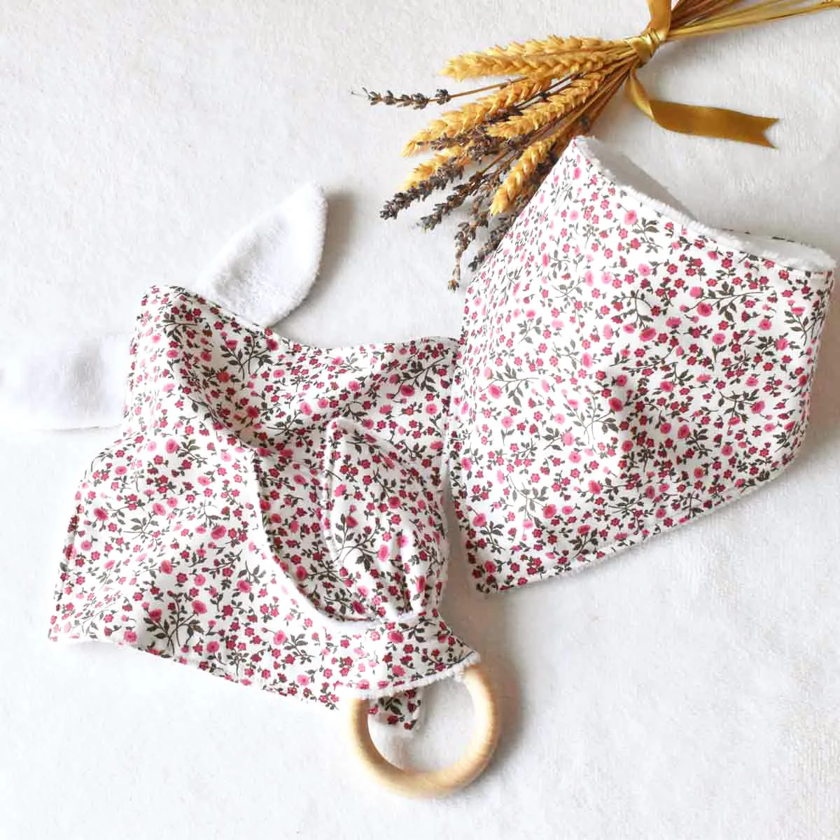 Coffret naissance - Bavoir, doudou et hochet lapin – Image 2