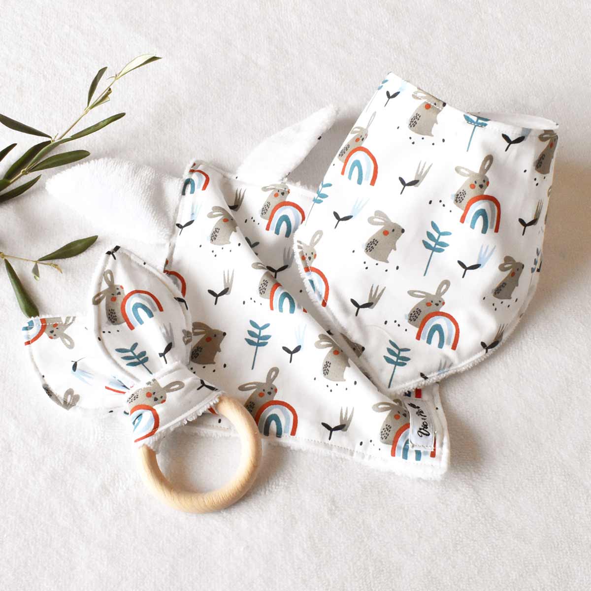 Coffret naissance - Bavoir, doudou et hochet lapin – Image 9