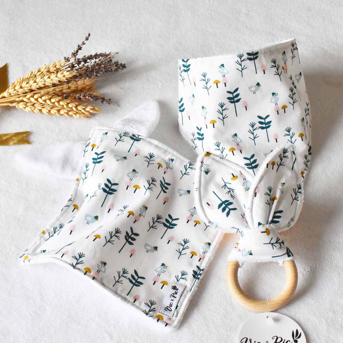 Coffret naissance - Bavoir, doudou et hochet lapin – Image 4