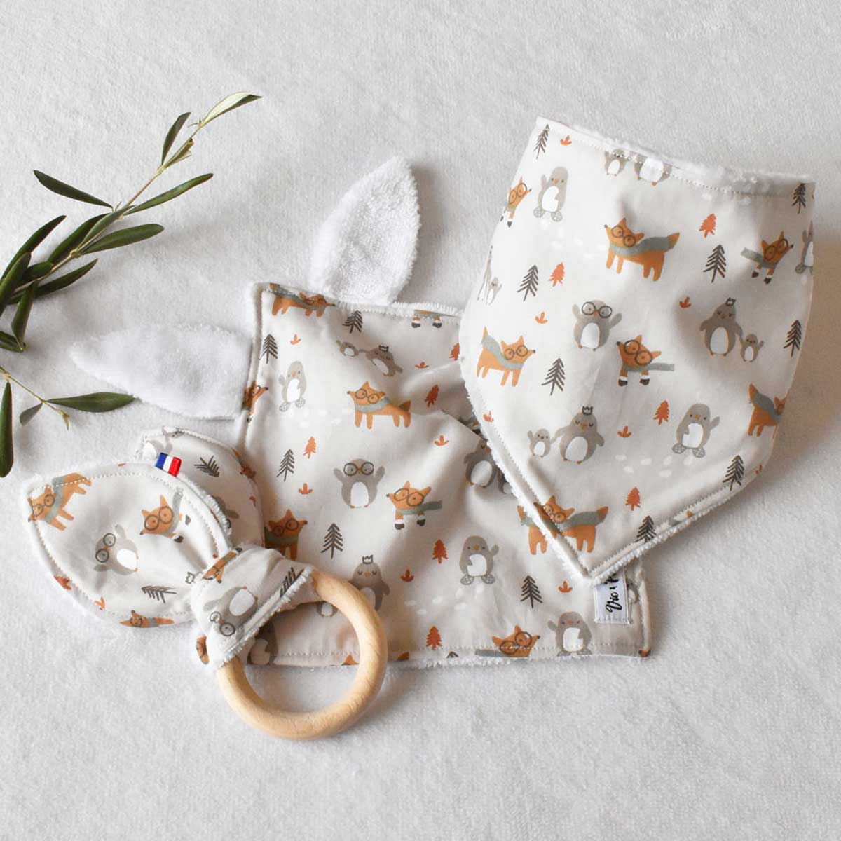 Coffret naissance - Bavoir, doudou et hochet lapin – Image 8