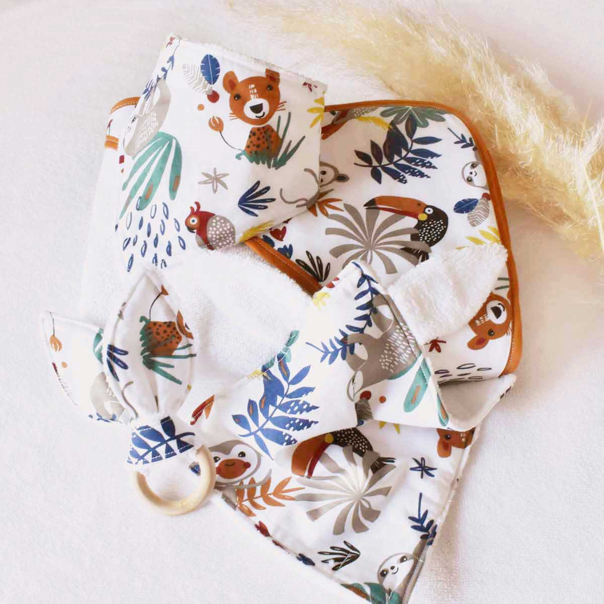 Coffret cape bavoir doudou hochet – Image 6