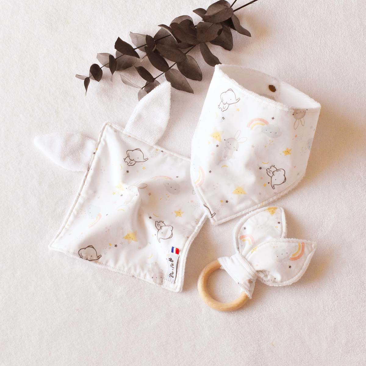 Coffret naissance - Bavoir, doudou et hochet lapin – Image 3