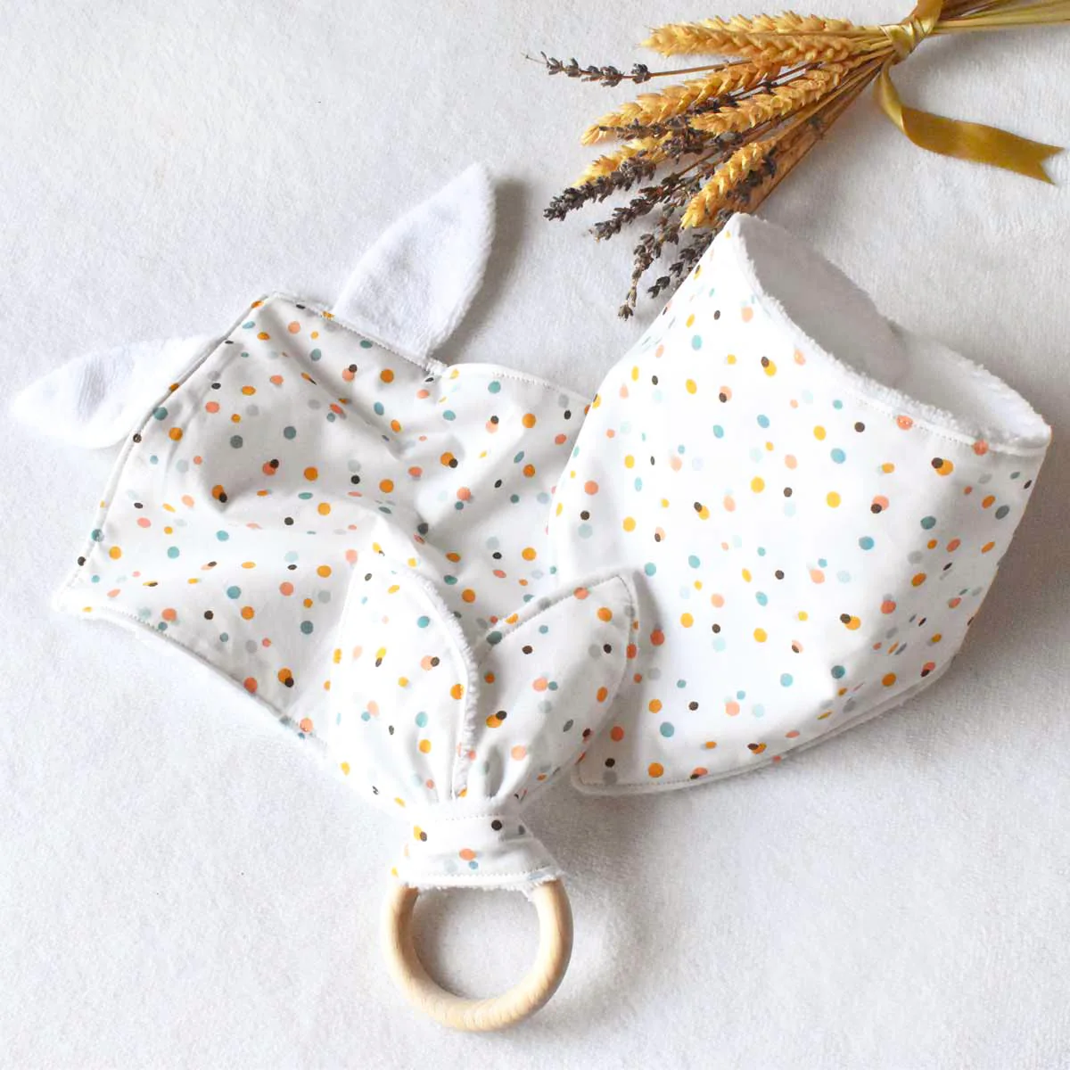 Coffret naissance - Bavoir, doudou et hochet lapin – Image 6
