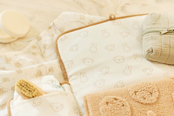 Tapis à Langer nomade Miffy Jacquard Teddy - Biscuit – Image 4
