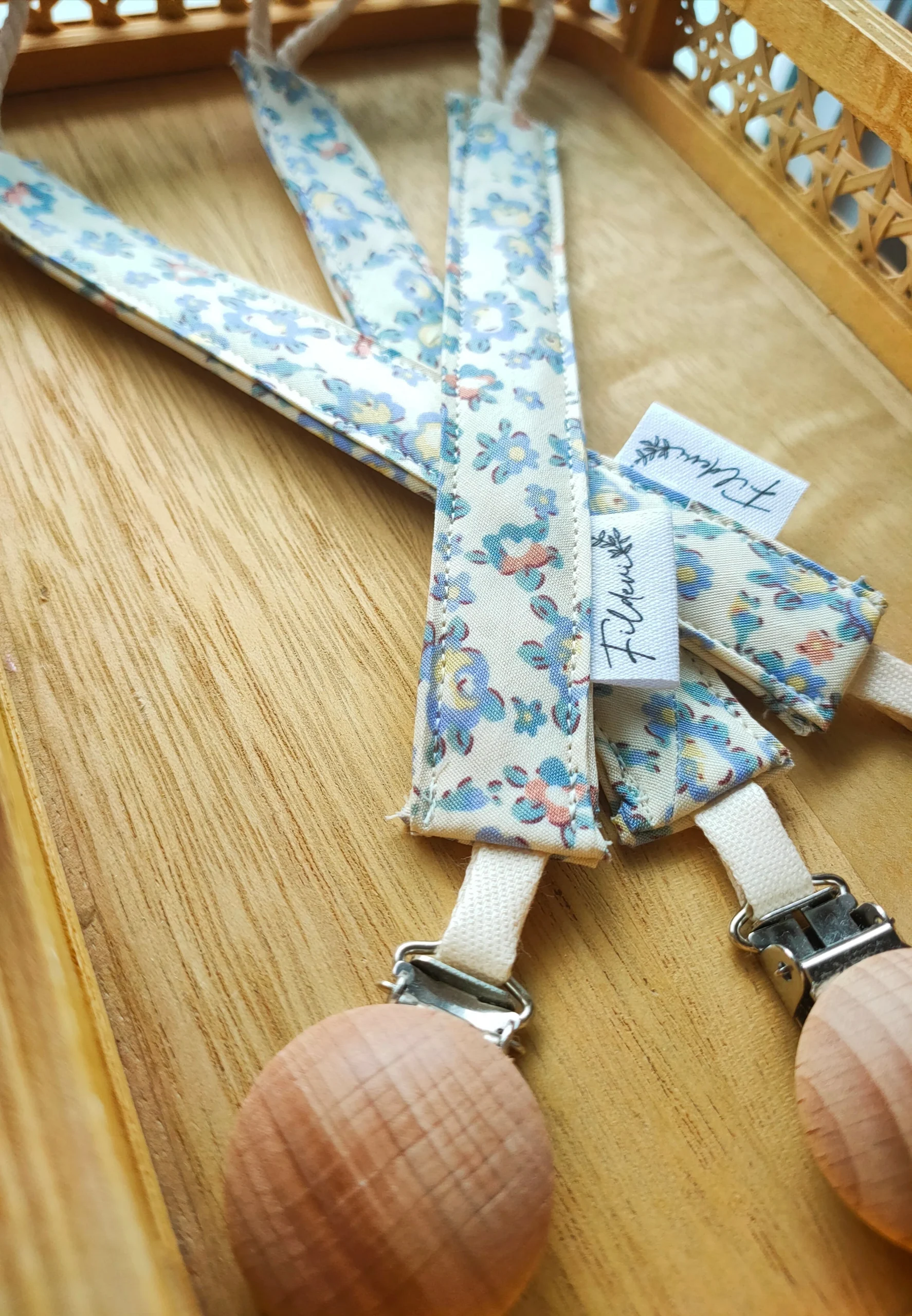 Attache Tétine Liberty Beige Aux Fleurs Violettes – Image 3