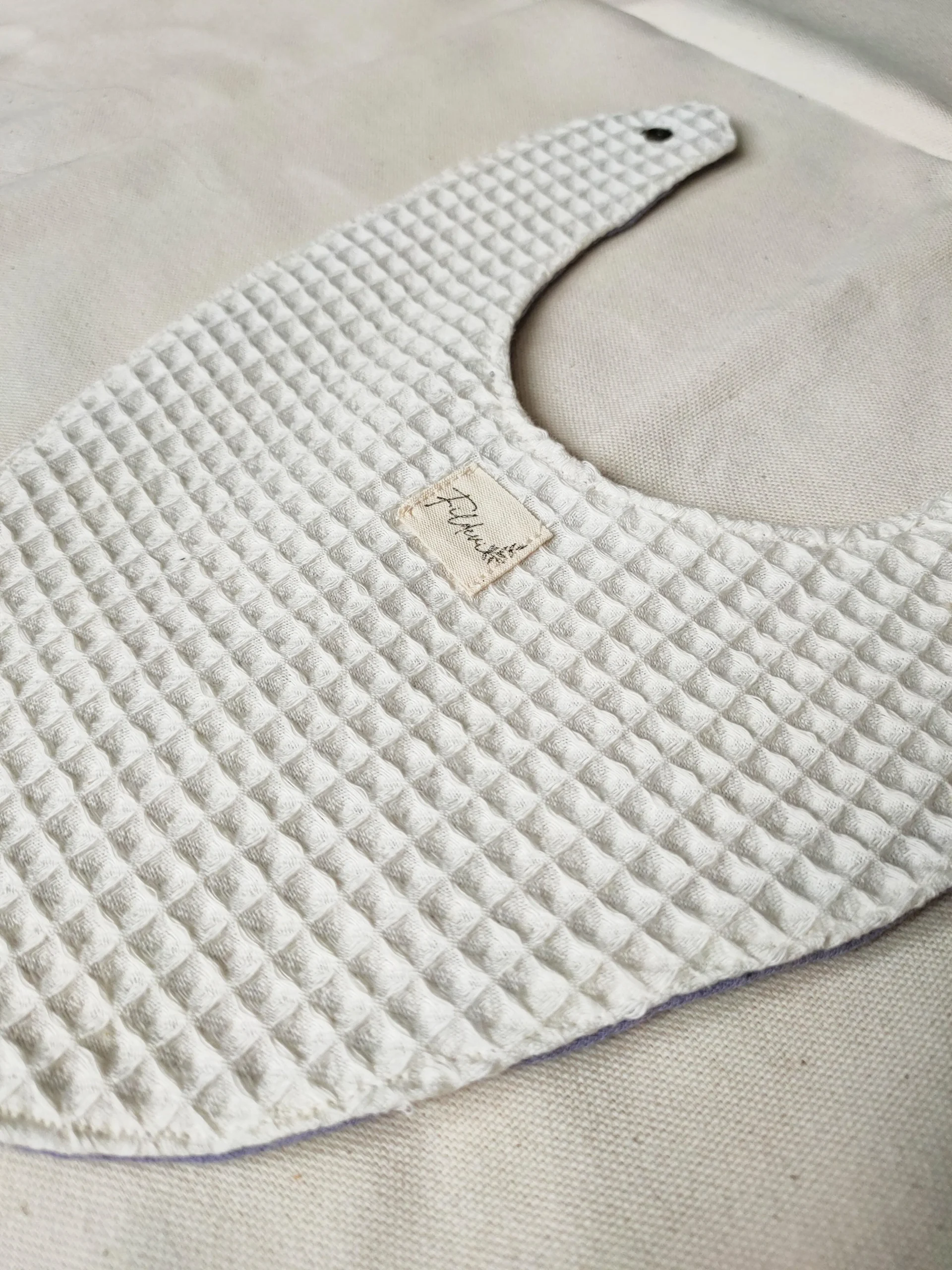 Bavoir Violet – Image 3