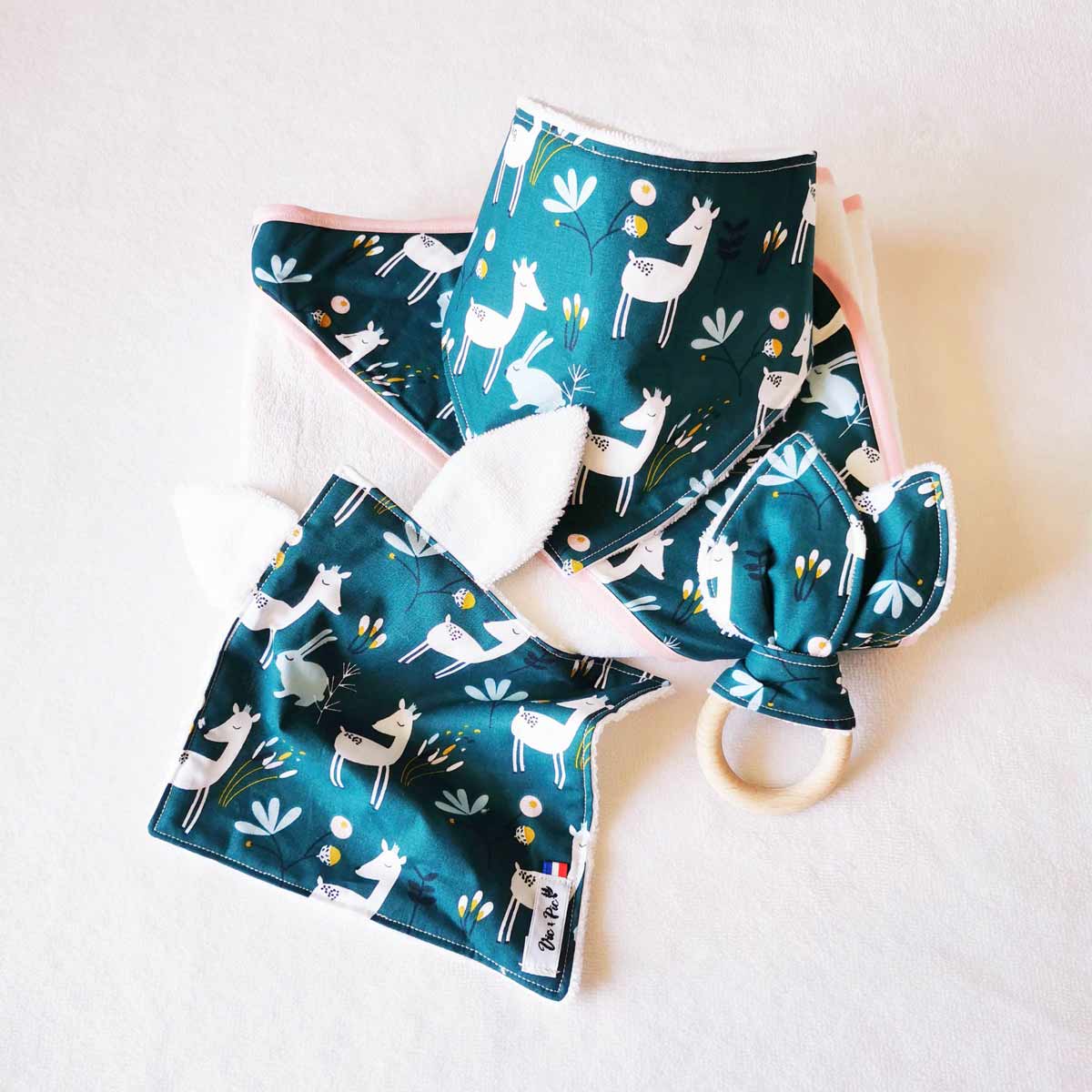 Coffret cape bavoir doudou hochet – Image 5