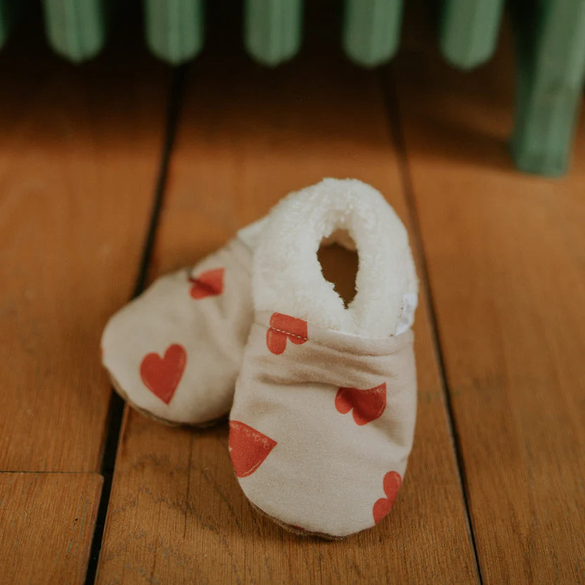Chaussons coeur rouge – Image 3