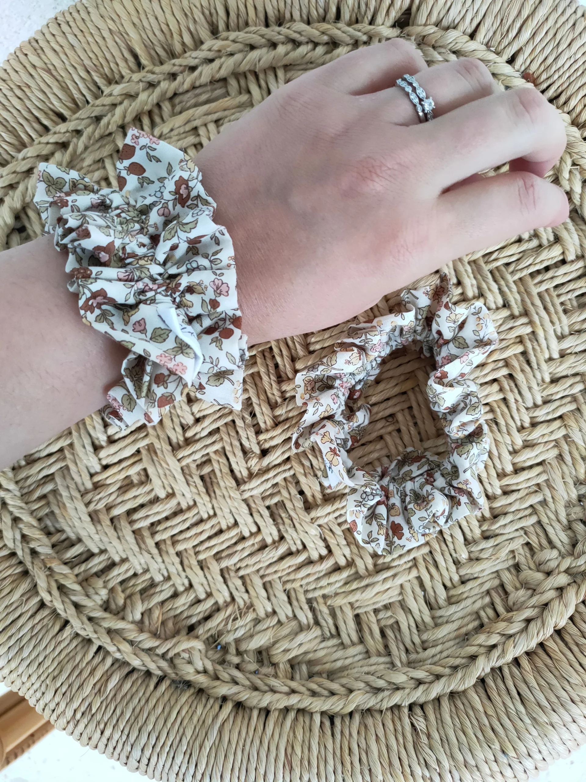 Chouchou volant/manchette liberty – Image 2