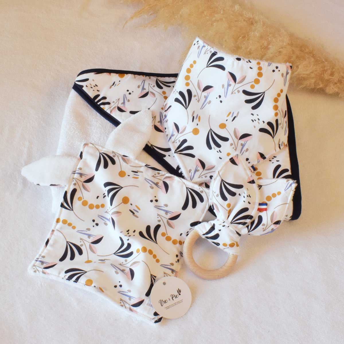 Coffret cape bavoir doudou hochet – Image 9