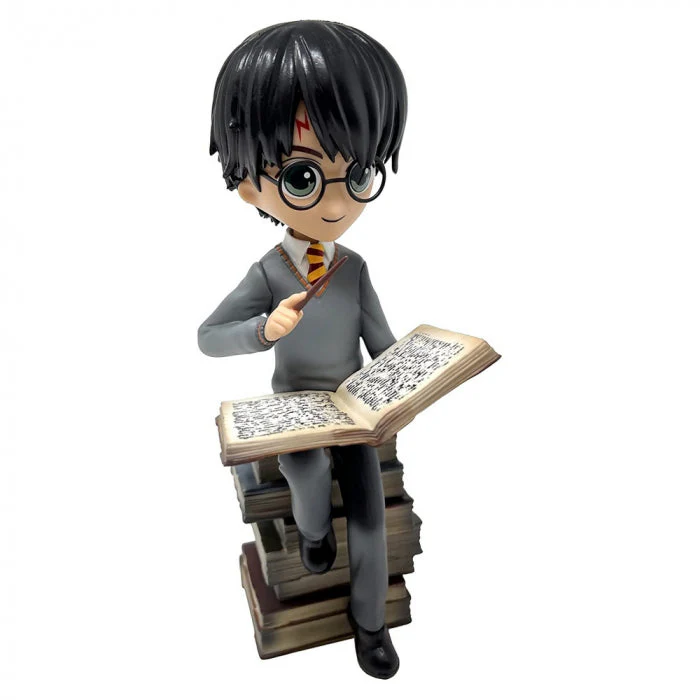 Figurine Harry Potter PVC sur pile de grimoires