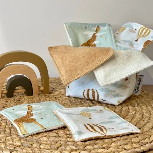 Ensemble de 10 lingettes éponge bio et sa panière réversible Thème Girafes et montgolfières étoilées