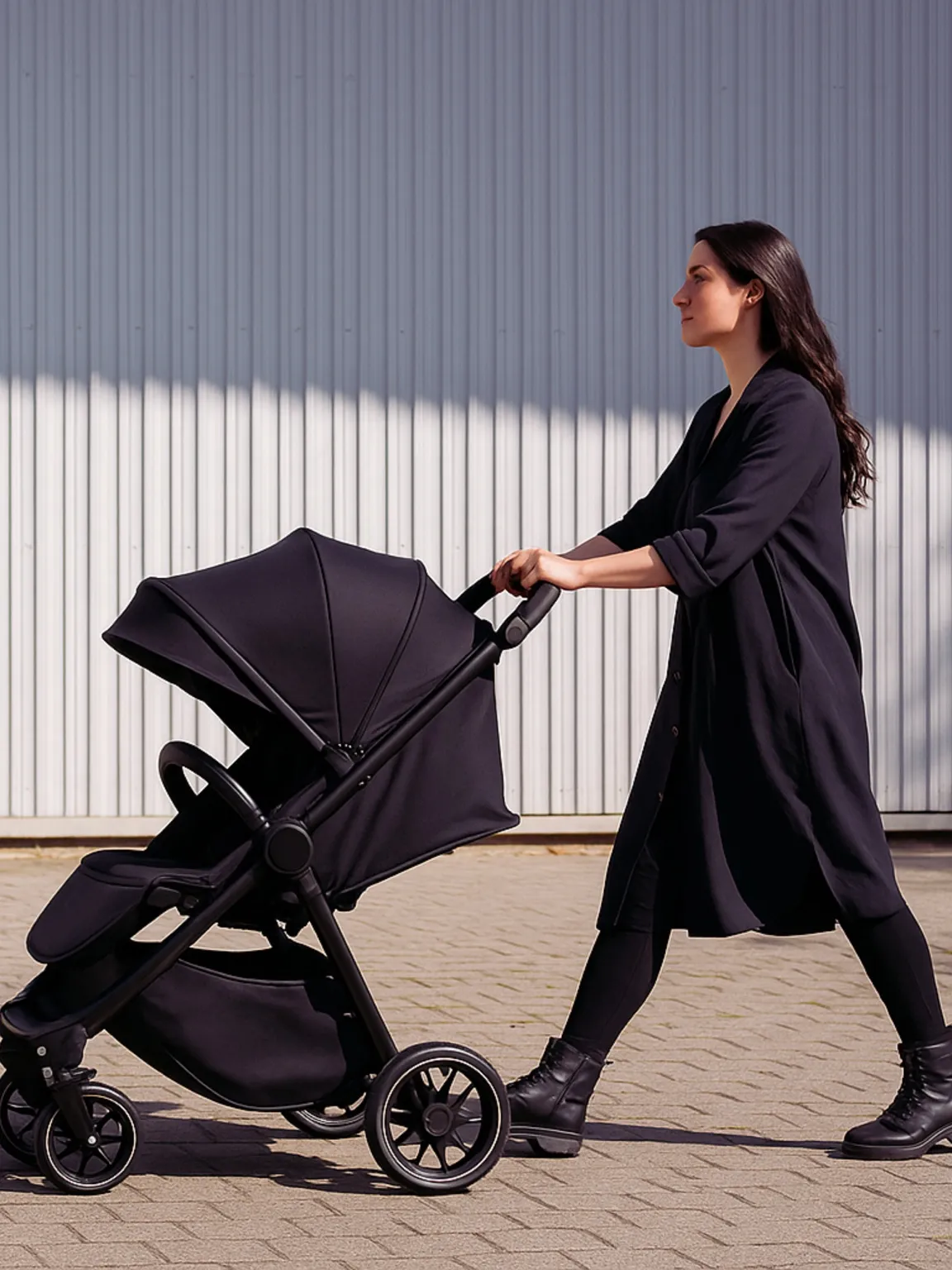 La seule poussette compacte qui protège votre bébé comme une forteresse, sans casser votre dos ni votre budget.
