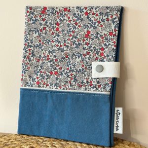 Protège carnet de santé Thème fleurs grises, bleues et roses (avec prénom)