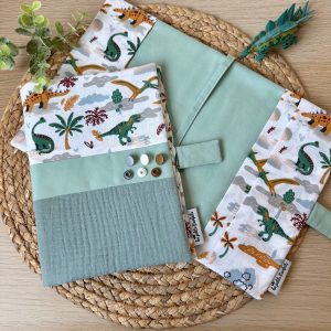 Protège carnet de santé thème double gaze dinosaures (avec prénom)