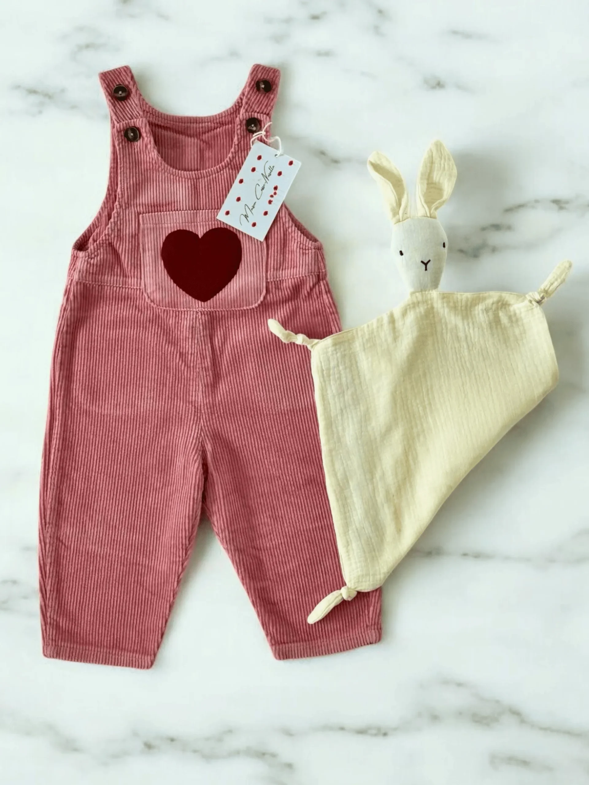 Coup de Coeur Et Douceur Absolue - La Salopette En Coton Avec Son Coeur Brodé – Image 4