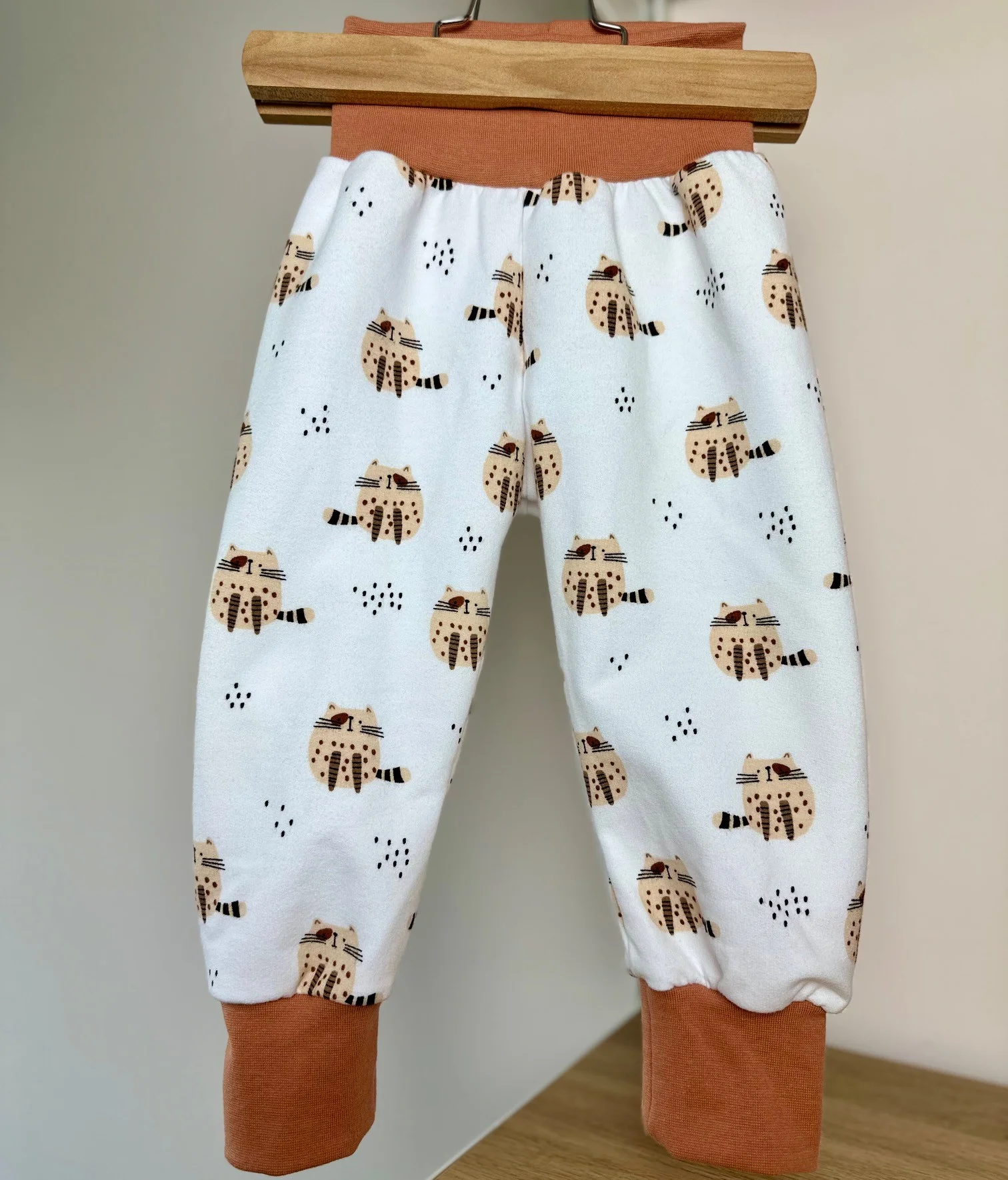 Sarouel jersey molleton chats fond blanc et cassonade – Image 4