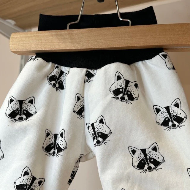 Sarouel jersey molleton raton laveur fond écru et noir – Image 2