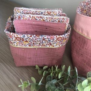 Ensemble de 10 lingettes et sa panière Thème fleuri et double gaze mini-pois dorés