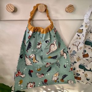Bavoir maternelle réversible Thème dinosaures et triangles